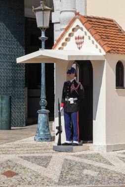 Monte-Ville, Monako, 21 Nisan 2023 Monako Sarayı 'nın dışında nöbet tutan Compagnie des Carabiniers du Prince' in bir üyesi.