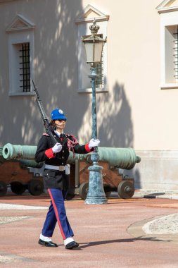 Monte-Ville, Monako, 21 Nisan 2023 Monako Sarayı 'nın dışında yürüyen Compagnie des Carabiniers du Prince üyesi.