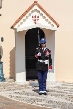 Monte-Ville, Monako, 21 Nisan 2023 Monako Sarayı 'nın dışında nöbet tutan Compagnie des Carabiniers du Prince' in bir üyesi.