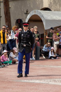 Monte-Ville, Monako, 21 Nisan 2023 Monako-Ville 'deki Prensler Sarayı' nın ön cephesi Compagnie des Carabiniers du Prince tarafından korunuyor.