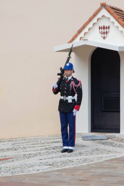 Monte-Ville, Monaco, 21 Nisan 2023: - Compagnie des Carabiniers du Prince üyeleri nöbetçi değişiminde her gün saat 11: 55 'te gösteri yaptılar.
