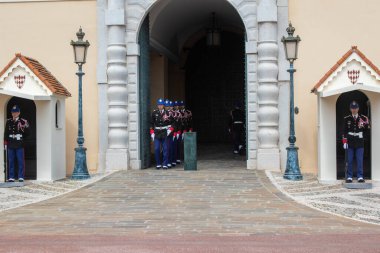 Monte-Ville, Monaco, 21 Nisan 2023: - Compagnie des Carabiniers du Prince üyeleri nöbetçi değişiminde her gün saat 11: 55 'te gösteri yaptılar.