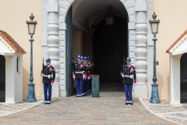 Monte-Ville, Monaco, 21 Nisan 2023: - Compagnie des Carabiniers du Prince üyeleri nöbetçi değişiminde her gün saat 11: 55 'te gösteri yaptılar.