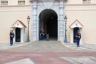 Monte-Ville, Monaco, 21 Nisan 2023: - Compagnie des Carabiniers du Prince üyeleri nöbetçi değişiminde her gün saat 11: 55 'te gösteri yaptılar.