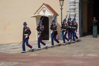 Monte-Ville, Monaco, 21 Nisan 2023: - Compagnie des Carabiniers du Prince üyeleri nöbetçi değişiminde her gün saat 11: 55 'te gösteri yaptılar.