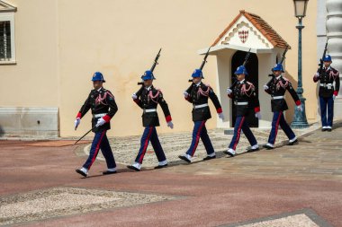 Monte-Ville, Monaco, 21 Nisan 2023: - Compagnie des Carabiniers du Prince üyeleri nöbetçi değişiminde her gün saat 11: 55 'te gösteri yaptılar.
