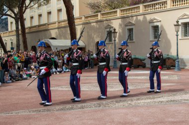 Monte-Ville, Monaco, 21 Nisan 2023: - Compagnie des Carabiniers du Prince üyeleri nöbetçi değişiminde her gün saat 11: 55 'te gösteri yaptılar.