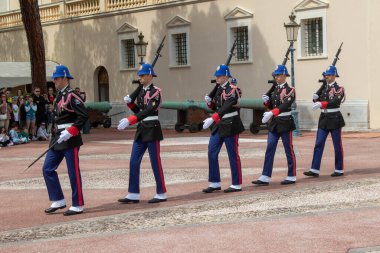 Monte-Ville, Monaco, 21 Nisan 2023: - Compagnie des Carabiniers du Prince üyeleri nöbetçi değişiminde her gün saat 11: 55 'te gösteri yaptılar.