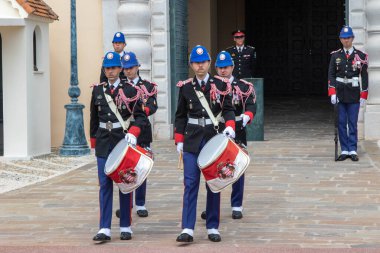 Monte-Ville, Monaco, 21 Nisan 2023: - Compagnie des Carabiniers du Prince üyeleri nöbetçi değişiminde her gün saat 11: 55 'te gösteri yaptılar.