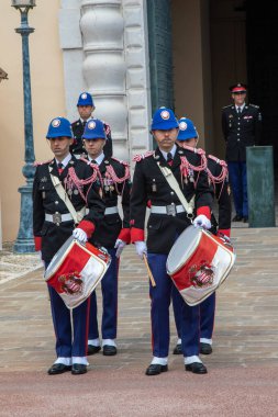 Monte-Ville, Monaco, 21 Nisan 2023: - Compagnie des Carabiniers du Prince üyeleri nöbetçi değişiminde her gün saat 11: 55 'te gösteri yaptılar.