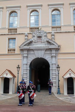 Monte-Ville, Monaco, 21 Nisan 2023: - Compagnie des Carabiniers du Prince üyeleri nöbetçi değişiminde her gün saat 11: 55 'te gösteri yaptılar.