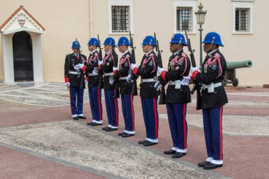Monte-Ville, Monaco, 21 Nisan 2023: - Compagnie des Carabiniers du Prince üyeleri nöbetçi değişiminde her gün saat 11: 55 'te gösteri yaptılar.