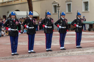 Monte-Ville, Monaco, 21 Nisan 2023: - Compagnie des Carabiniers du Prince üyeleri nöbetçi değişiminde her gün saat 11: 55 'te gösteri yaptılar.