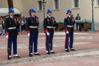 Monte-Ville, Monaco, 21 Nisan 2023: - Compagnie des Carabiniers du Prince üyeleri nöbetçi değişiminde her gün saat 11: 55 'te gösteri yaptılar.