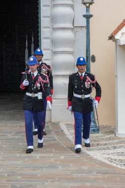 Monte-Ville, Monaco, 21 Nisan 2023: - Compagnie des Carabiniers du Prince üyeleri nöbetçi değişiminde her gün saat 11: 55 'te gösteri yaptılar.