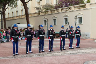 Monte-Ville, Monaco, 21 Nisan 2023: - Compagnie des Carabiniers du Prince üyeleri nöbetçi değişiminde her gün saat 11: 55 'te gösteri yaptılar.