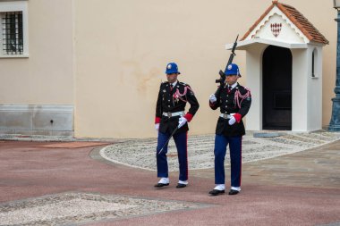 Monte-Ville, Monaco, 21 Nisan 2023: - Compagnie des Carabiniers du Prince üyeleri nöbetçi değişiminde her gün saat 11: 55 'te gösteri yaptılar.