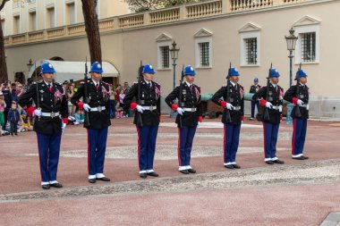 Monte-Ville, Monaco, 21 Nisan 2023: - Compagnie des Carabiniers du Prince üyeleri nöbetçi değişiminde her gün saat 11: 55 'te gösteri yaptılar.