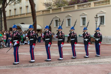 Monte-Ville, Monaco, 21 Nisan 2023: - Compagnie des Carabiniers du Prince üyeleri nöbetçi değişiminde her gün saat 11: 55 'te gösteri yaptılar.