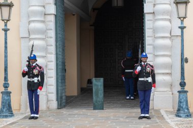 Monte-Ville, Monaco, 21 Nisan 2023: - Compagnie des Carabiniers du Prince üyeleri nöbetçi değişiminde her gün saat 11: 55 'te gösteri yaptılar.