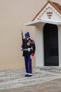 Monte-Ville, Monako, 21 Nisan 2023 Monako Sarayı 'nın dışında nöbet tutan Compagnie des Carabiniers du Prince' in bir üyesi.