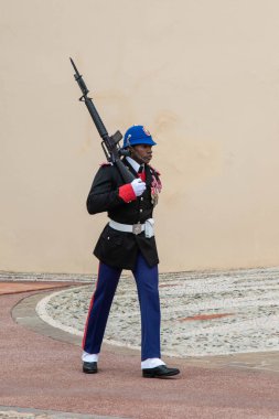 Monte-Ville, Monako, 21 Nisan 2023 Monako Sarayı 'nın dışında nöbet tutan Compagnie des Carabiniers du Prince' in bir üyesi.
