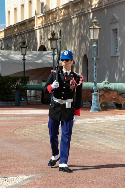 2023年4月21日 摩纳哥蒙特维尔 亲王嘉年华嘉年华 Compagnie Des Carabiniers Prince 成员在摩纳哥王宫外行军 — 图库照片