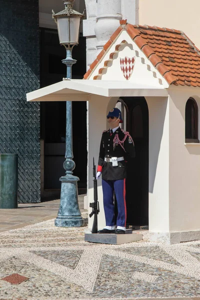 2023年4月21日 摩纳哥蒙特维尔 摩纳哥王宫外的一名亲王卫队成员 — 图库照片