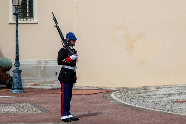 2023年4月21日 摩纳哥蒙特维尔 亲王嘉年华嘉年华 Compagnie Des Carabiniers Prince 成员在摩纳哥王宫外行军 — 图库照片