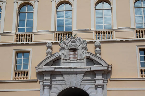 2023年4月21日モナコのモンテビルモナコの王子宮殿の正面は カラビニエ プリンスのメンバーによって守られています — ストック写真