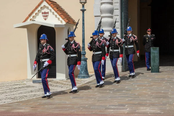 2023年4月21日 摩纳哥蒙特维尔 在警卫仪式更迭期间 王子军团成员每天上午11时55分表演 — 图库照片