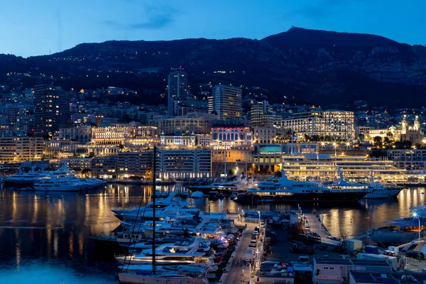 2023年4月21日モナコ モナコ市 夜に撮影された港のヘラクレス モナコのメインマリーナの眺め — ストック写真