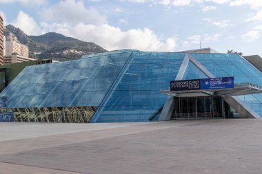 Larvotto, Monako, 21 Nisan 2023 - Monako 'daki Larvotto plaj bölgesinde Grimaldi Forum manzarası.