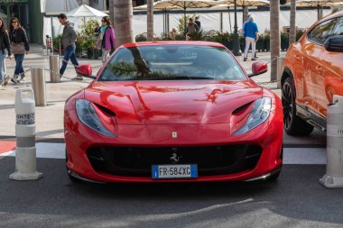 Monte-Carlo, Monaco, 20 Nisan 2023 Monte Carlo Kumarhanesi yakınlarında park etmiş bir Ferrari.