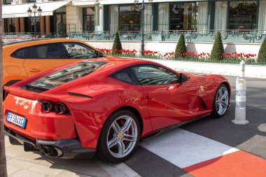 Monte-Carlo, Monaco, 20 Nisan 2023 Monte Carlo Kumarhanesi yakınlarında park etmiş bir Ferrari.