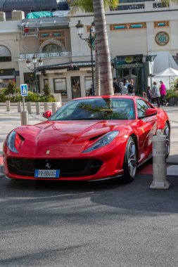 Monte-Carlo, Monaco, 20 Nisan 2023 Monte Carlo Kumarhanesi yakınlarında park etmiş bir Ferrari.