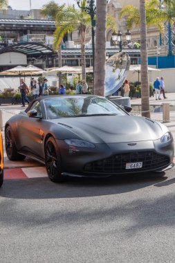 Monte-Carlo, Monaco, 20 Nisan 2023 Monte Carlo Kumarhanesi yakınlarına park edilmiş bir Aston Martin.