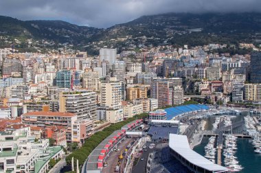 La Condamine, Monaco, 20 Nisan 2023 - La Condamine koğuşundaki Monako ana limanı Herkül Limanı manzarası.