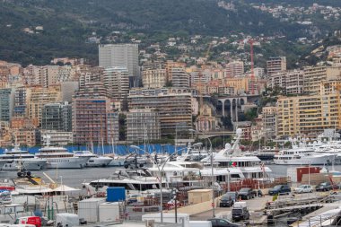 La Condamine, Monaco, 22 Nisan 2023 - La Condamine koğuşundaki Monako ana limanı Herkül Limanı manzarası.