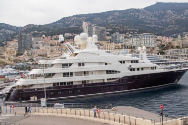 La Condamine, Monaco, 20 Nisan 2023 'te La Condamine koğuşunda Monako' nun ana limanı Port Herkül 'de bir yat..