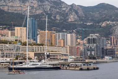 La Condamine, Monaco, 22 Nisan 2023 - La Condamine koğuşundaki Monako ana limanı Herkül Limanı manzarası.
