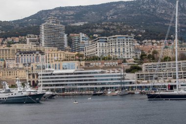 La Condamine Monaco, 22 Nisan 2023 - La Condamine koğuşundaki Monako ana limanı Herkül Limanı manzarası.