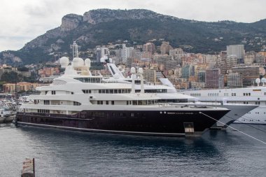 La Condamine, Monaco, 20 Nisan 2023 'te La Condamine koğuşunda Monako' nun ana limanı Port Herkül 'de bir yat..