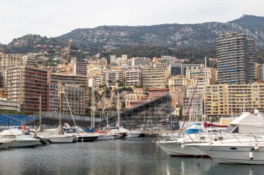 La Condamine, Monaco, 22 Nisan 2023 - La Condamine koğuşundaki Monako ana limanı Herkül Limanı manzarası.