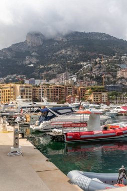 Fontvieille, Monaco, 20 Nisan 2023 Monako Fontvieille Limanı. Fontvieille geri kazanılmış topraklardan oluşur..