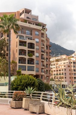 Fontvieille, Monaco, 20 Nisan 2023, Monako Fontvieille 'deki konut binaları. Fontvieille tamamen geri kazanılmış topraklar üzerine kurulmuştur. 