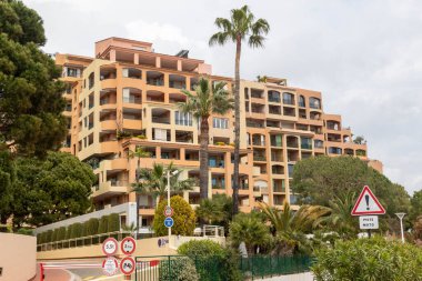 Fontvieille, Monaco, 20 Nisan 2023, Monako Fontvieille 'deki konut binaları. Fontvieille tamamen geri kazanılmış topraklar üzerine kurulmuştur. 
