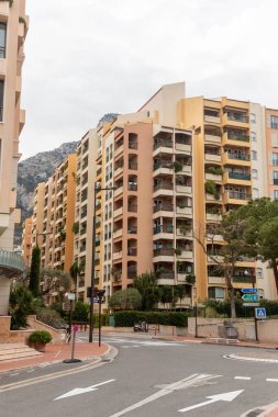 Fontvieille, Monaco, 20 Nisan 2023, Monako Fontvieille 'deki konut binaları. Fontvieille tamamen geri kazanılmış topraklar üzerine kurulmuştur. 