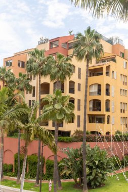 Fontvieille, Monaco, 20 Nisan 2023, Monako Fontvieille 'deki konut binaları. Fontvieille tamamen geri kazanılmış topraklar üzerine kurulmuştur. 