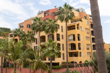 Fontvieille, Monaco, 20 Nisan 2023, Monako Fontvieille 'deki konut binaları. Fontvieille tamamen geri kazanılmış topraklar üzerine kurulmuştur. 